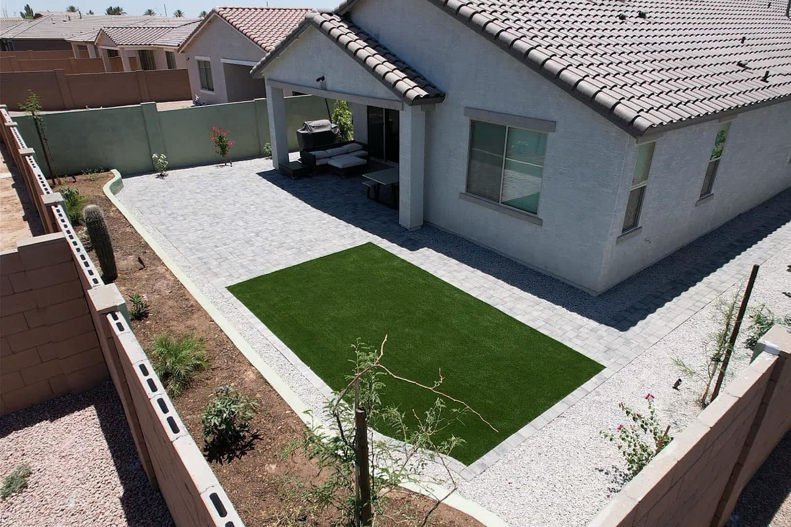 Outdoor living / fire pit area
