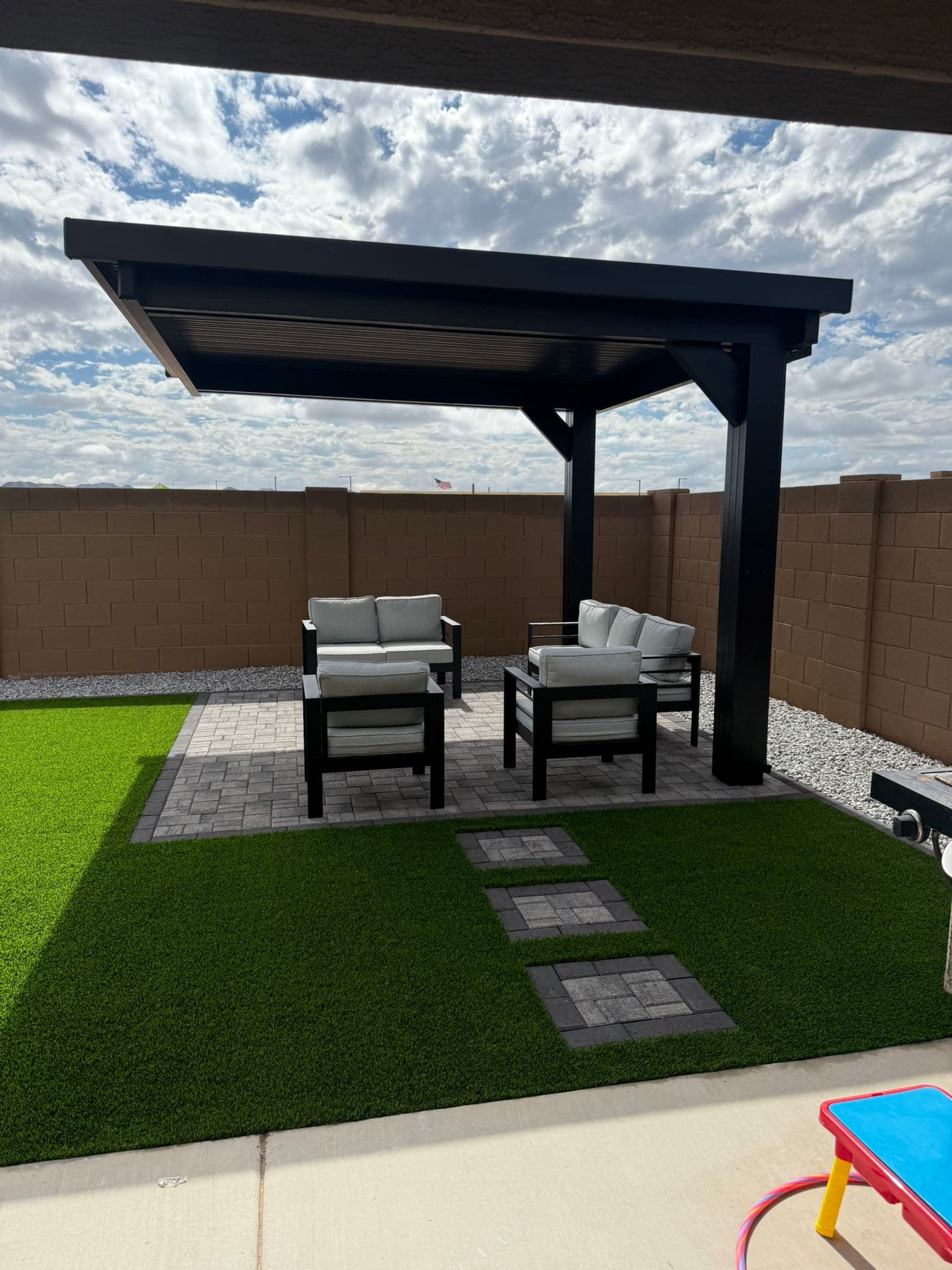 Outdoor living / fire pit area